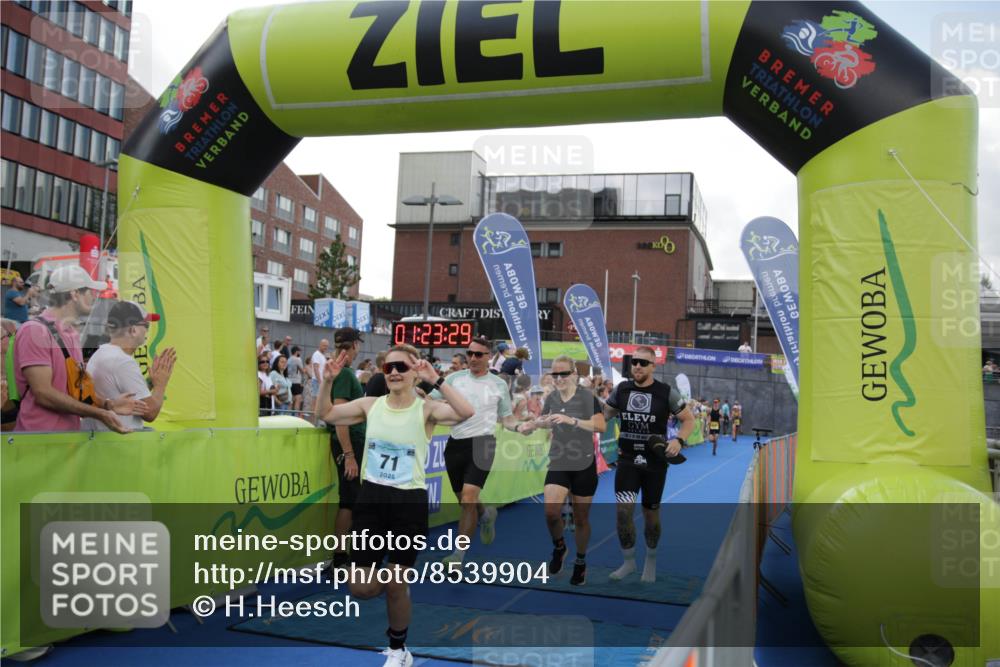 10.08.2025 - GEWOBA Citytriathlon Bremen H.Heesch http://msf.ph/oto/8539904 10.08.2025 11:27:06 Ziel 71, 239, 426, 428, 473 meine-sportfotos.de