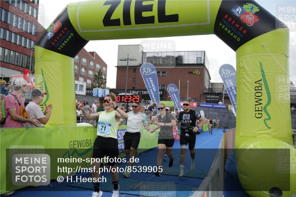 10.08.2025 - GEWOBA Citytriathlon Bremen H.Heesch http://msf.ph/oto/8539905 10.08.2025 11:27:06 Ziel 71, 239, 426, 428, 473 meine-sportfotos.de