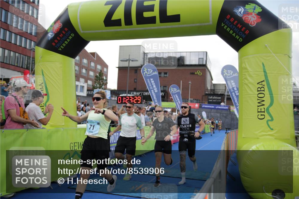 10.08.2025 - GEWOBA Citytriathlon Bremen H.Heesch http://msf.ph/oto/8539906 10.08.2025 11:27:06 Ziel 71, 239, 426, 428, 473 meine-sportfotos.de