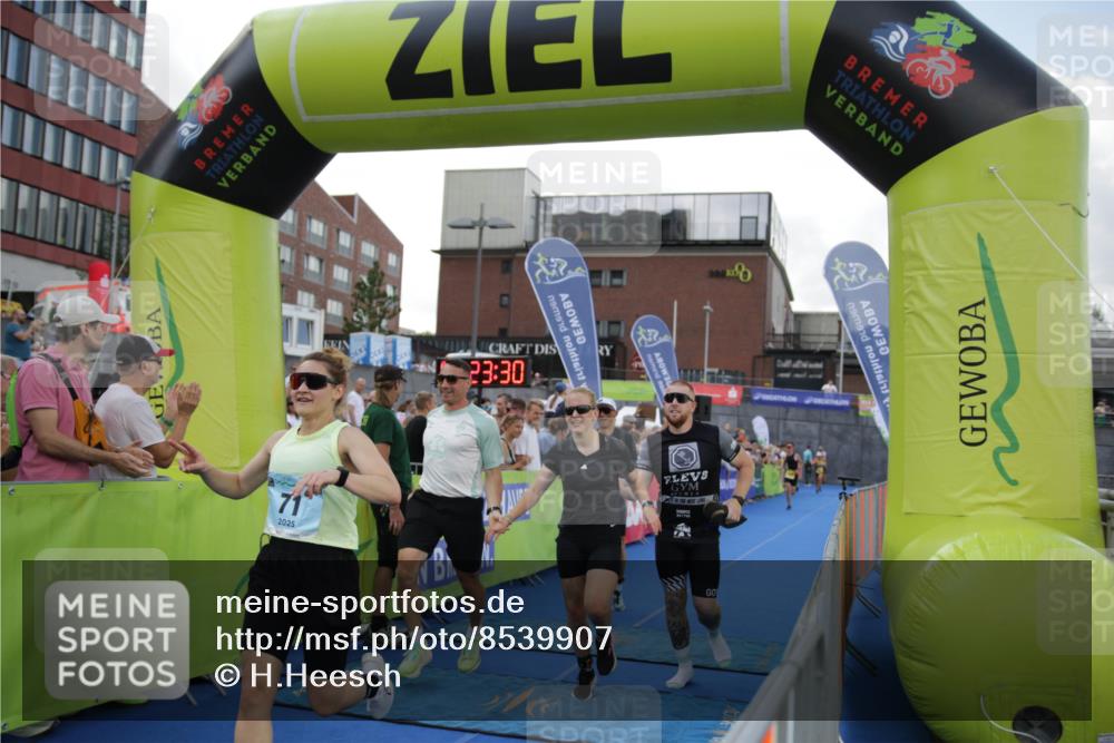 10.08.2025 - GEWOBA Citytriathlon Bremen H.Heesch http://msf.ph/oto/8539907 10.08.2025 11:27:06 Ziel 71, 239, 426, 428, 473 meine-sportfotos.de