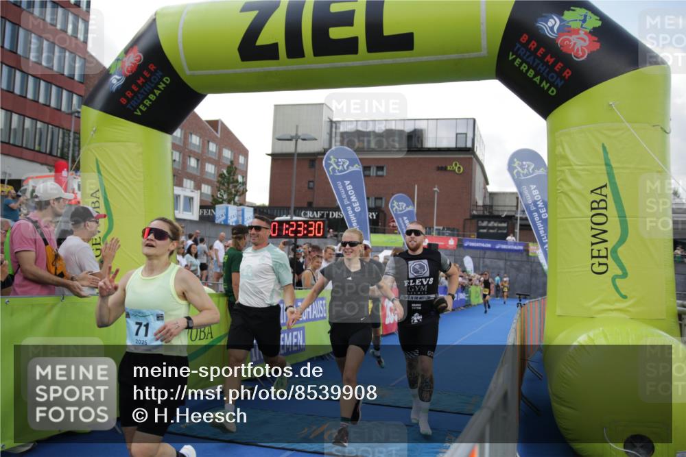 10.08.2025 - GEWOBA Citytriathlon Bremen H.Heesch http://msf.ph/oto/8539908 10.08.2025 11:27:06 Ziel 71, 239, 426, 428, 473 meine-sportfotos.de