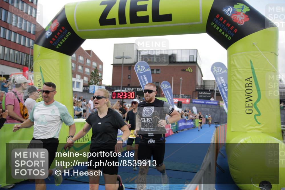 10.08.2025 - GEWOBA Citytriathlon Bremen H.Heesch http://msf.ph/oto/8539913 10.08.2025 11:27:07 Ziel 71, 239, 349, 428, 473 meine-sportfotos.de