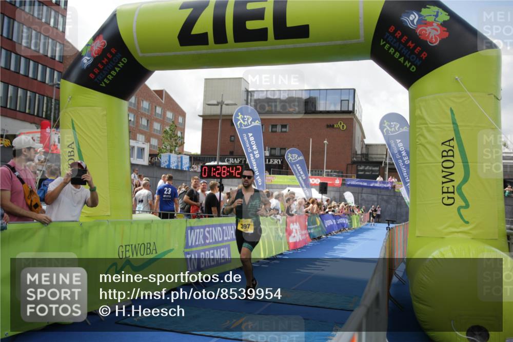 10.08.2025 - GEWOBA Citytriathlon Bremen H.Heesch http://msf.ph/oto/8539954 10.08.2025 11:32:19 Ziel 211, 215, 397, 441 meine-sportfotos.de