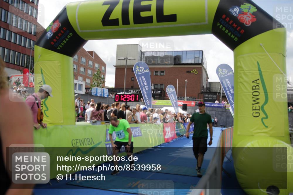 10.08.2025 - GEWOBA Citytriathlon Bremen H.Heesch http://msf.ph/oto/8539958 10.08.2025 11:32:38 Ziel 11, 77, 137, 356, 400 meine-sportfotos.de