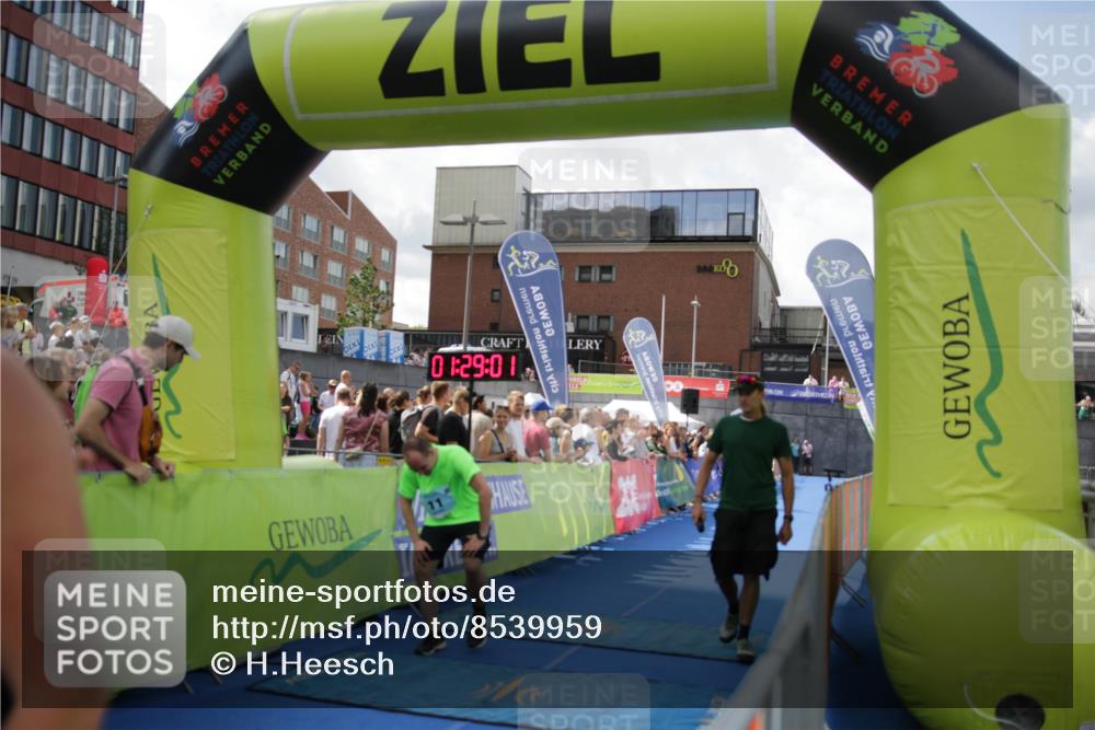 10.08.2025 - GEWOBA Citytriathlon Bremen H.Heesch http://msf.ph/oto/8539959 10.08.2025 11:32:38 Ziel 11, 77, 137, 356, 400 meine-sportfotos.de