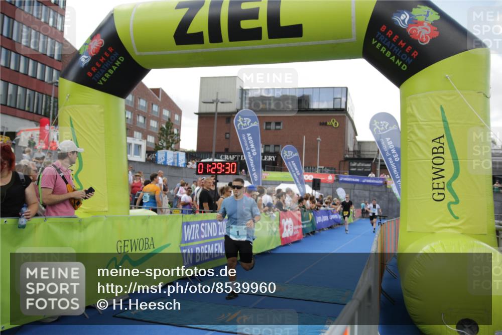 10.08.2025 - GEWOBA Citytriathlon Bremen H.Heesch http://msf.ph/oto/8539960 10.08.2025 11:33:07 Ziel 358, 421 meine-sportfotos.de