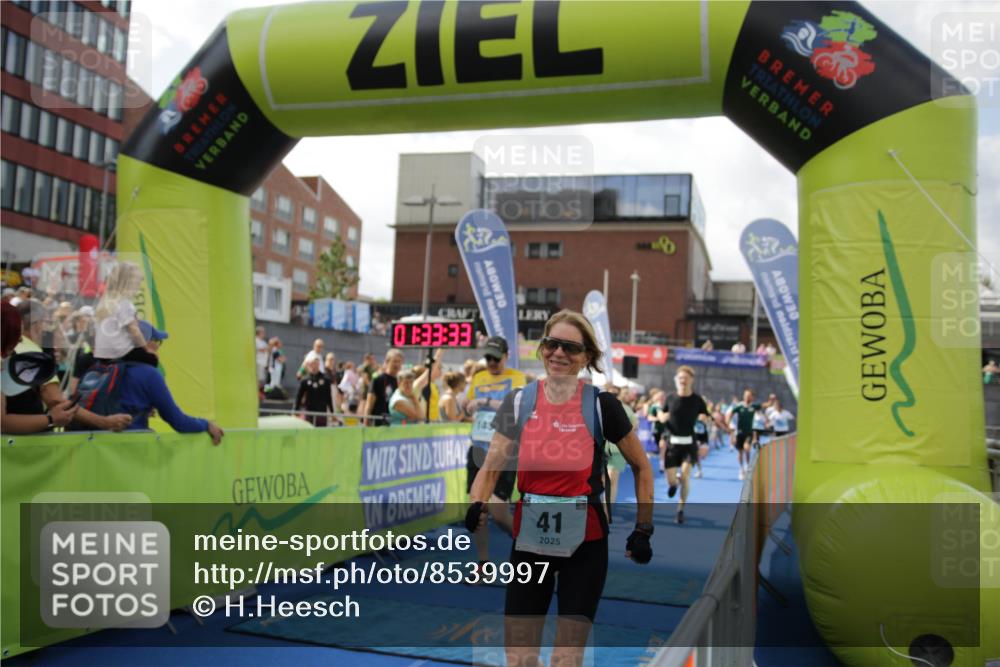 10.08.2025 - GEWOBA Citytriathlon Bremen H.Heesch http://msf.ph/oto/8539997 10.08.2025 11:37:10 Ziel 25, 41, 143, 461, 504 meine-sportfotos.de