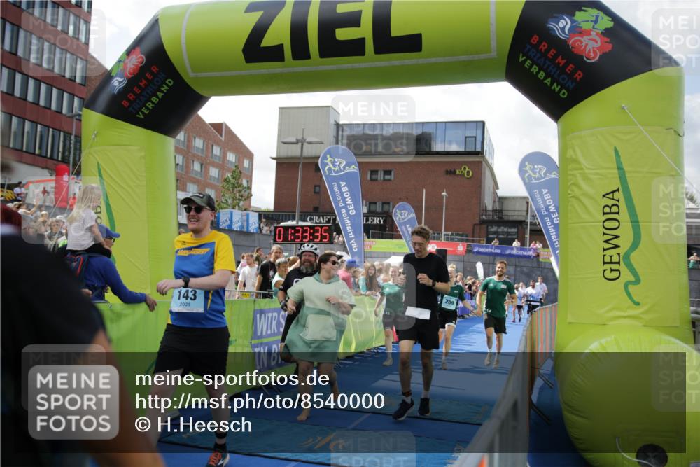 10.08.2025 - GEWOBA Citytriathlon Bremen H.Heesch http://msf.ph/oto/8540000 10.08.2025 11:37:11 Ziel 25, 41, 143, 461, 504 meine-sportfotos.de
