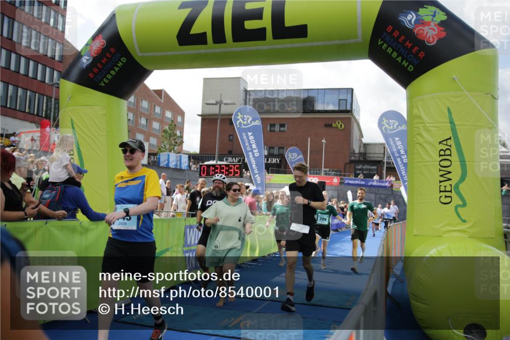 10.08.2025 - GEWOBA Citytriathlon Bremen H.Heesch http://msf.ph/oto/8540001 10.08.2025 11:37:12 Ziel 25, 41, 143, 209, 461 meine-sportfotos.de