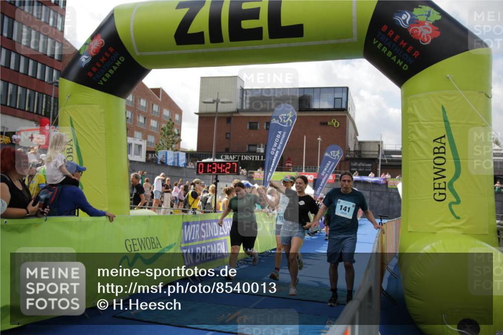 10.08.2025 - GEWOBA Citytriathlon Bremen H.Heesch http://msf.ph/oto/8540013 10.08.2025 11:38:04 Ziel 111, 141 meine-sportfotos.de