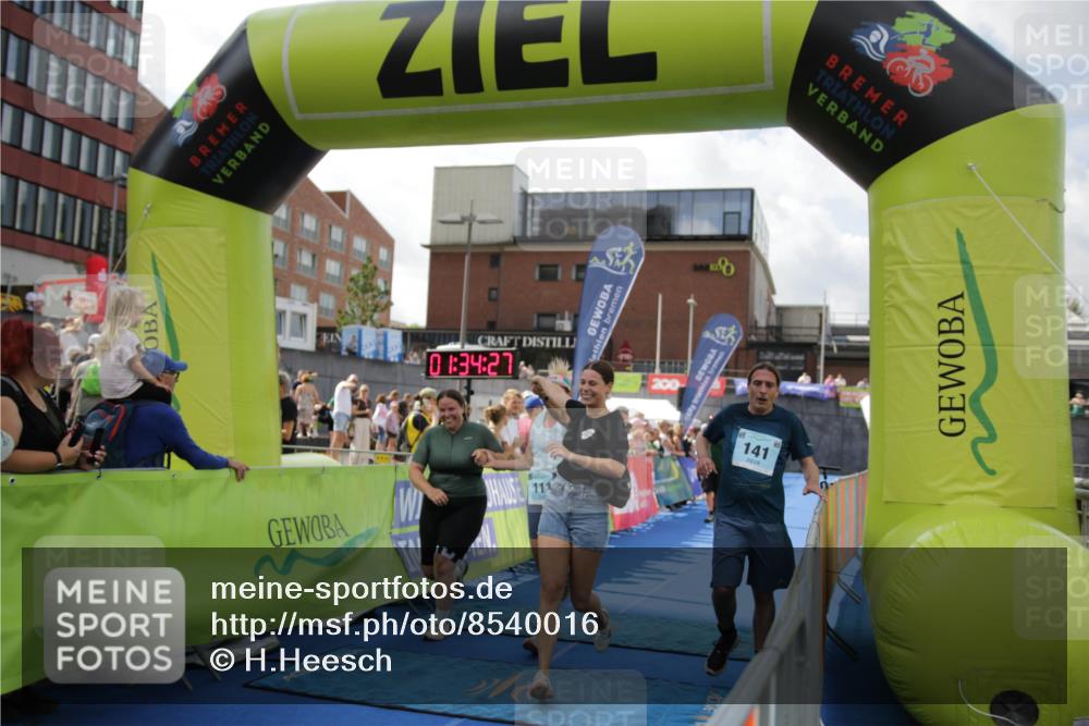10.08.2025 - GEWOBA Citytriathlon Bremen H.Heesch http://msf.ph/oto/8540016 10.08.2025 11:38:04 Ziel 111, 141 meine-sportfotos.de