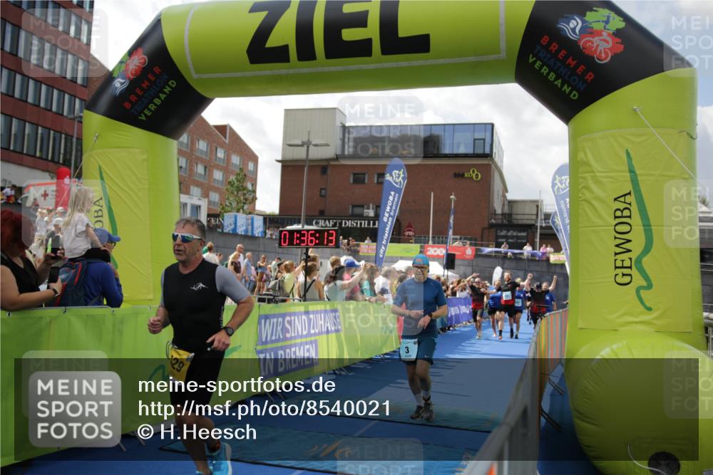 10.08.2025 - GEWOBA Citytriathlon Bremen H.Heesch http://msf.ph/oto/8540021 10.08.2025 11:39:50 Ziel 3, 429 meine-sportfotos.de