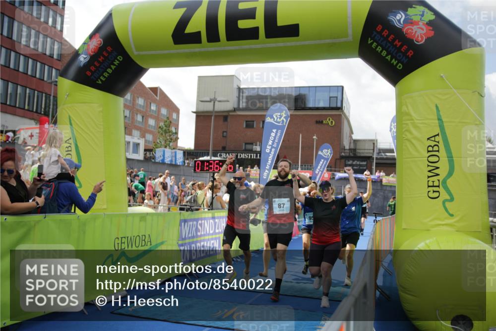 10.08.2025 - GEWOBA Citytriathlon Bremen H.Heesch http://msf.ph/oto/8540022 10.08.2025 11:39:53 Ziel 3, 87, 95, 429 meine-sportfotos.de