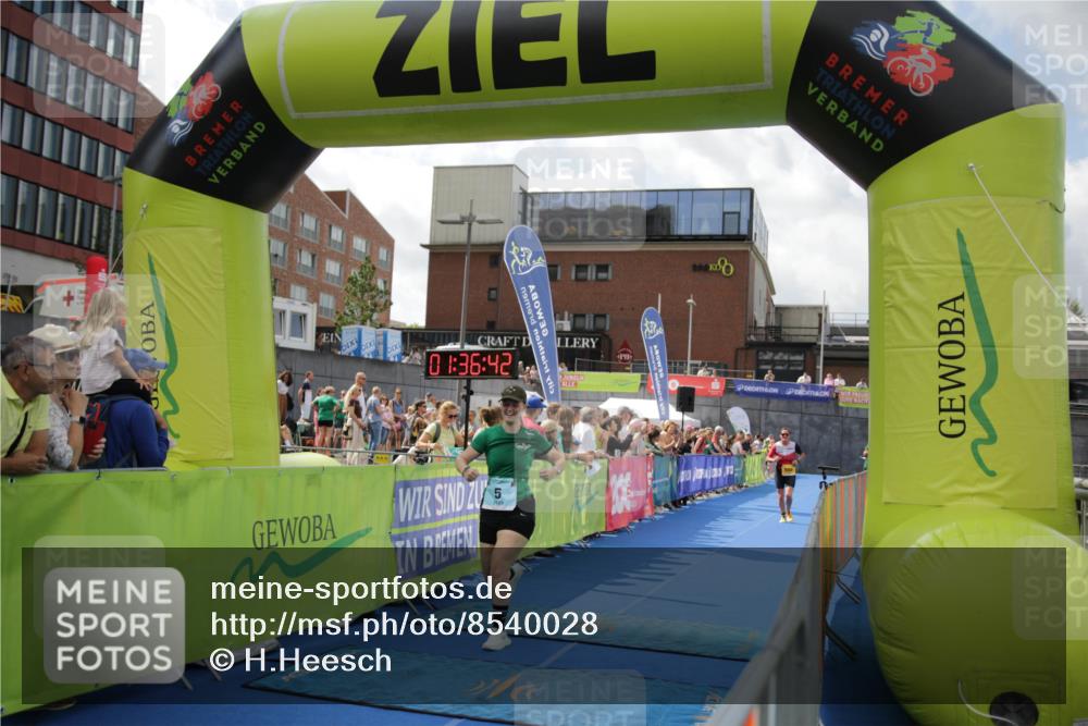 10.08.2025 - GEWOBA Citytriathlon Bremen H.Heesch http://msf.ph/oto/8540028 10.08.2025 11:40:20 Ziel 5, 448, 472 meine-sportfotos.de