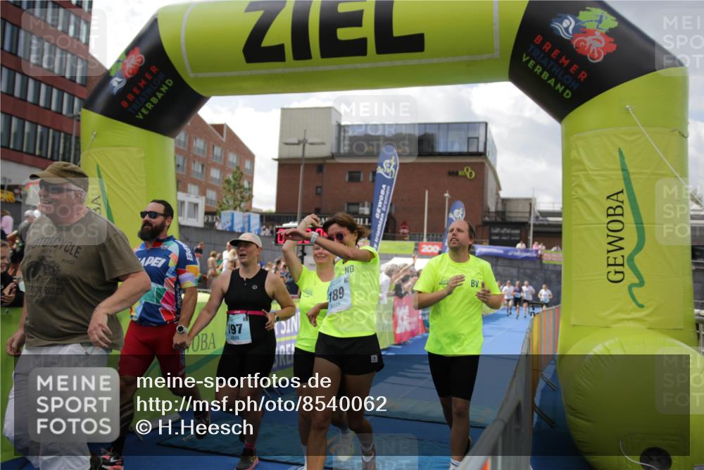 10.08.2025 - GEWOBA Citytriathlon Bremen H.Heesch http://msf.ph/oto/8540062 10.08.2025 11:41:41 Ziel 15, 59, 189, 197, 444 meine-sportfotos.de