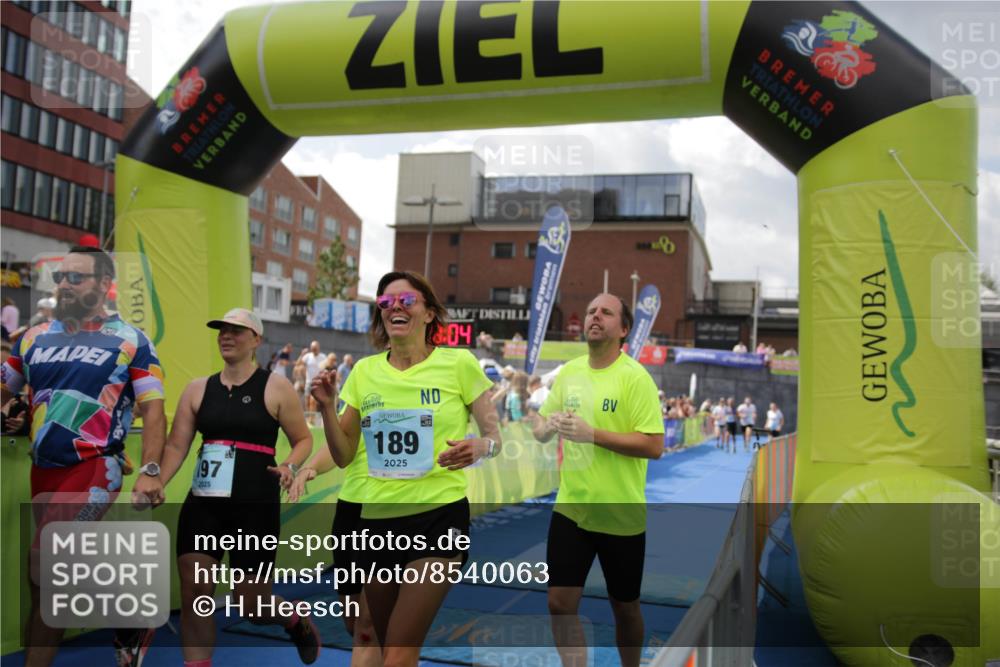 10.08.2025 - GEWOBA Citytriathlon Bremen H.Heesch http://msf.ph/oto/8540063 10.08.2025 11:41:41 Ziel 15, 59, 189, 197, 444 meine-sportfotos.de