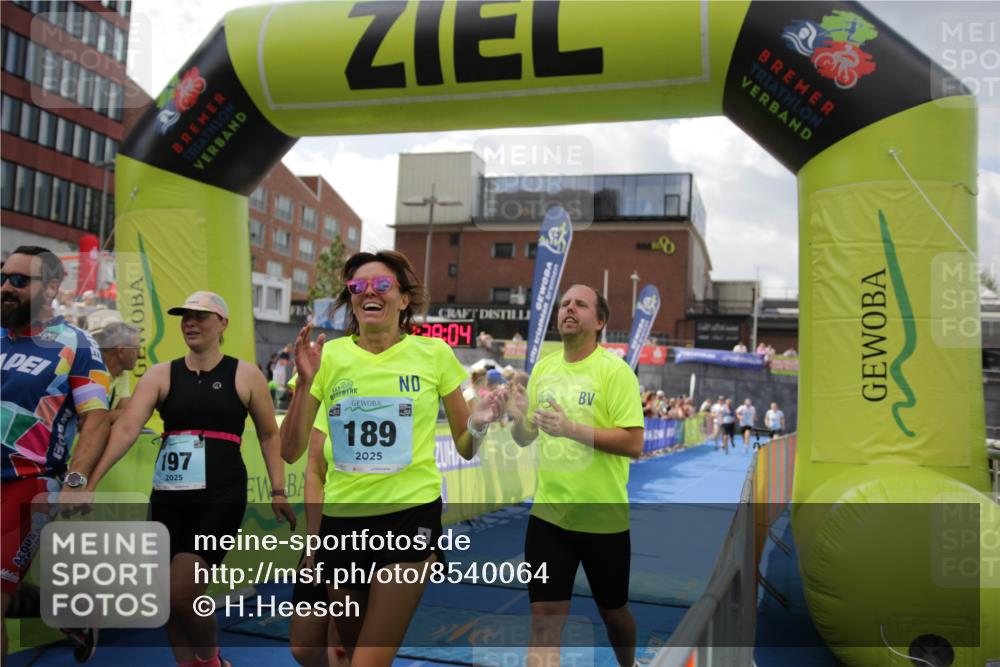 10.08.2025 - GEWOBA Citytriathlon Bremen H.Heesch http://msf.ph/oto/8540064 10.08.2025 11:41:41 Ziel 15, 59, 189, 197, 444 meine-sportfotos.de
