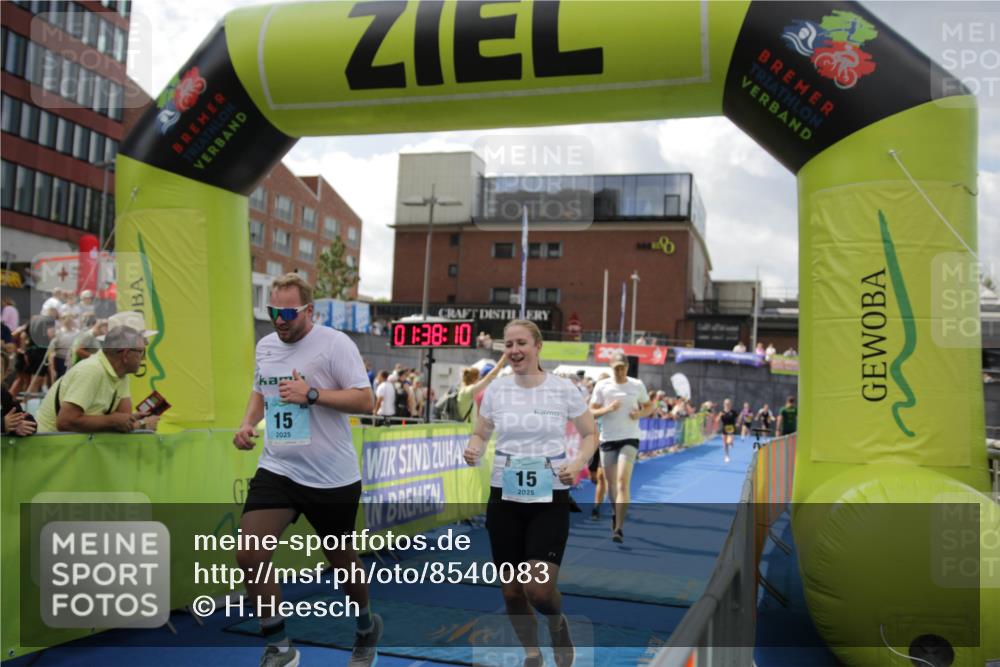 10.08.2025 - GEWOBA Citytriathlon Bremen H.Heesch http://msf.ph/oto/8540083 10.08.2025 11:41:47 Ziel 15, 59, 189, 197 meine-sportfotos.de