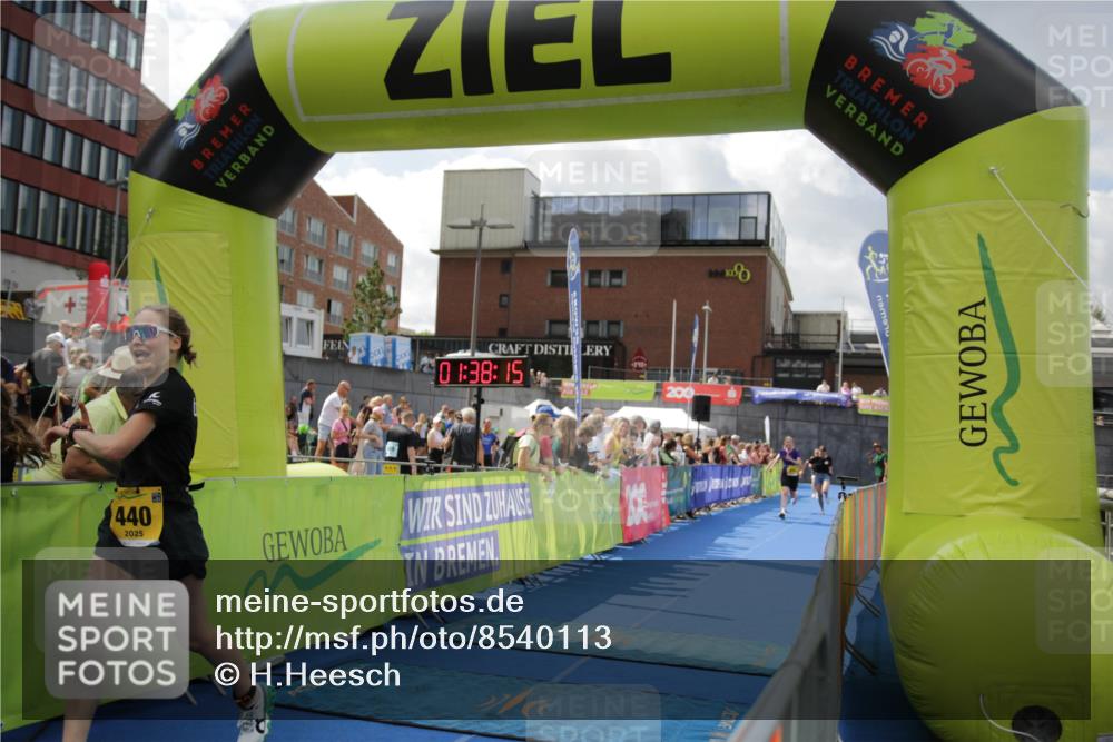 10.08.2025 - GEWOBA Citytriathlon Bremen H.Heesch http://msf.ph/oto/8540113 10.08.2025 11:41:52 Ziel 15, 189, 191, 197, 440 meine-sportfotos.de