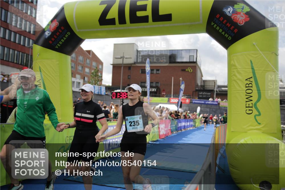 10.08.2025 - GEWOBA Citytriathlon Bremen H.Heesch http://msf.ph/oto/8540154 10.08.2025 11:42:31 Ziel 235, 476 meine-sportfotos.de