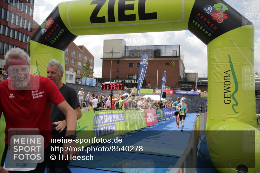 10.08.2025 - GEWOBA Citytriathlon Bremen H.Heesch http://msf.ph/oto/8540278 10.08.2025 11:42:44 Ziel 139, 447, 476 meine-sportfotos.de