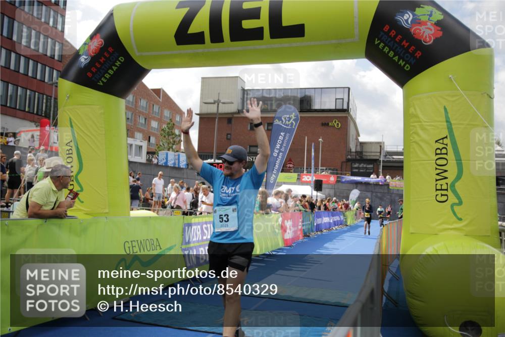 10.08.2025 - GEWOBA Citytriathlon Bremen H.Heesch http://msf.ph/oto/8540329 10.08.2025 11:42:49 Ziel 53, 139, 447, 463 meine-sportfotos.de
