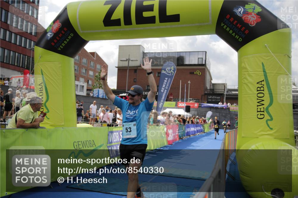 10.08.2025 - GEWOBA Citytriathlon Bremen H.Heesch http://msf.ph/oto/8540330 10.08.2025 11:42:49 Ziel 53, 139, 447, 463 meine-sportfotos.de
