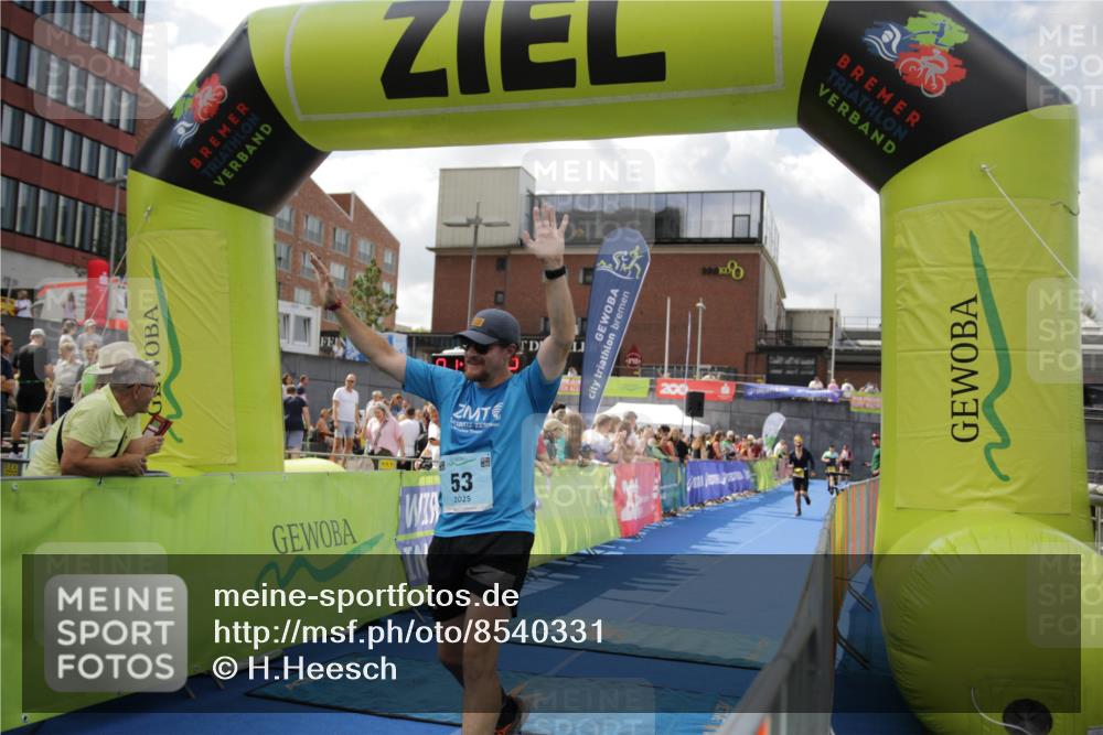 10.08.2025 - GEWOBA Citytriathlon Bremen H.Heesch http://msf.ph/oto/8540331 10.08.2025 11:42:49 Ziel 53, 139, 447, 463 meine-sportfotos.de