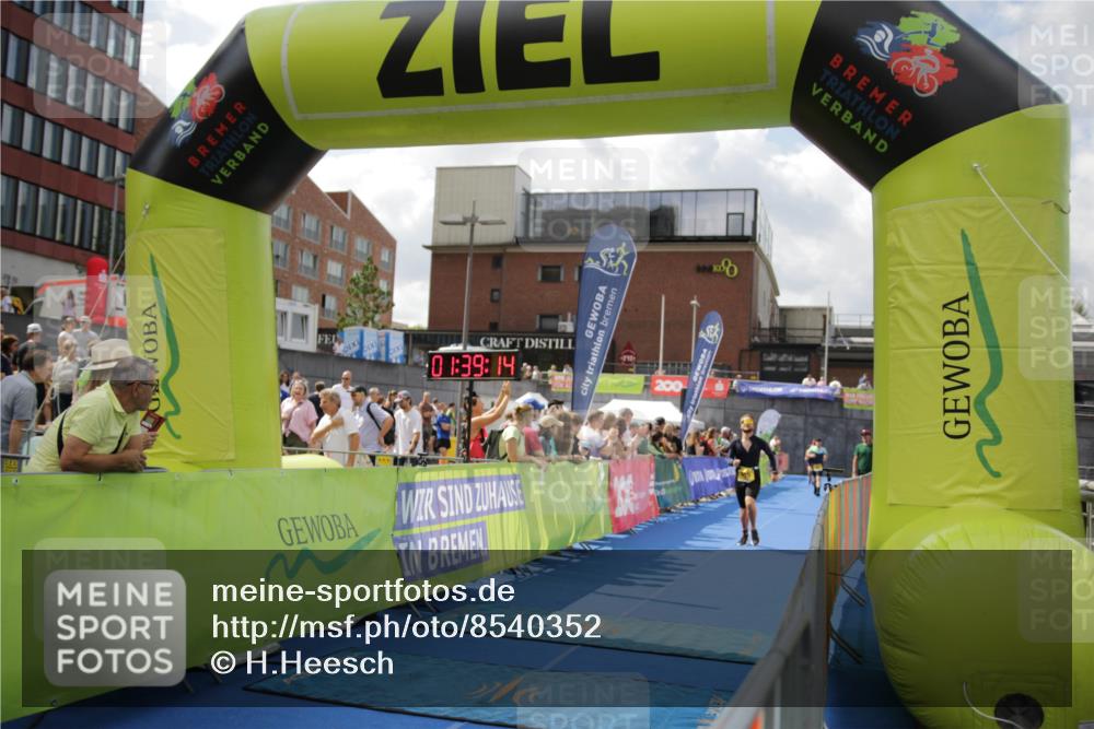 10.08.2025 - GEWOBA Citytriathlon Bremen H.Heesch http://msf.ph/oto/8540352 10.08.2025 11:42:51 Ziel 53, 139, 463 meine-sportfotos.de