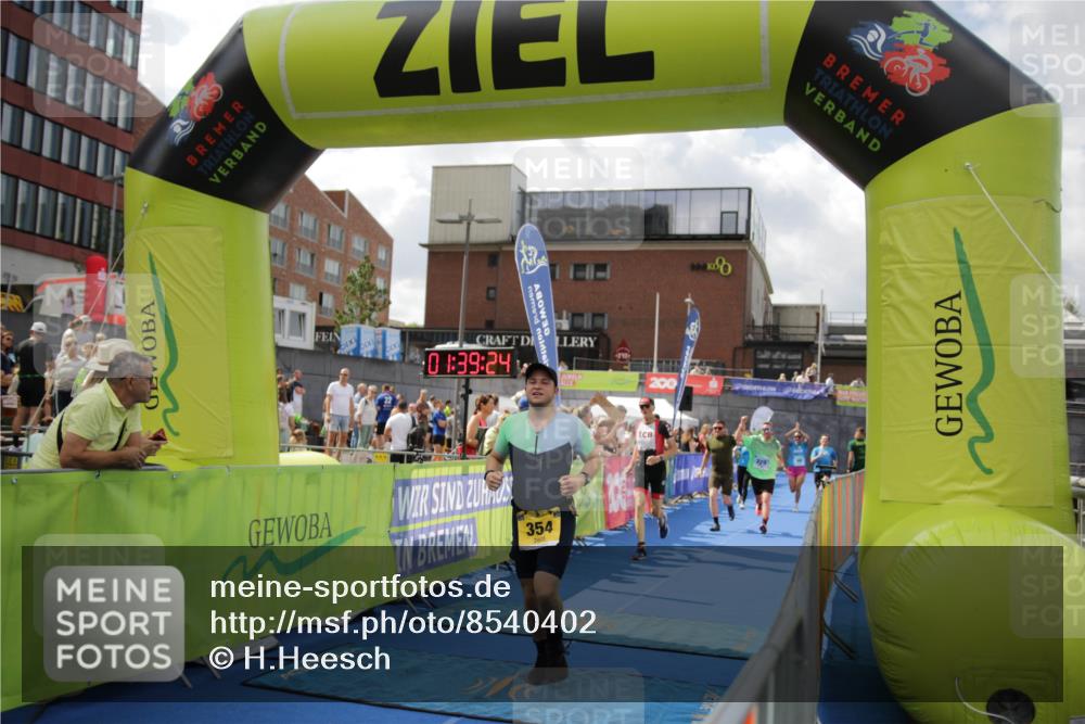 10.08.2025 - GEWOBA Citytriathlon Bremen H.Heesch http://msf.ph/oto/8540402 10.08.2025 11:43:01 Ziel 354, 355, 506 meine-sportfotos.de