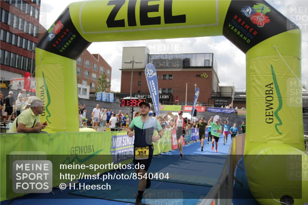 10.08.2025 - GEWOBA Citytriathlon Bremen H.Heesch http://msf.ph/oto/8540404 10.08.2025 11:43:01 Ziel 354, 355, 506 meine-sportfotos.de