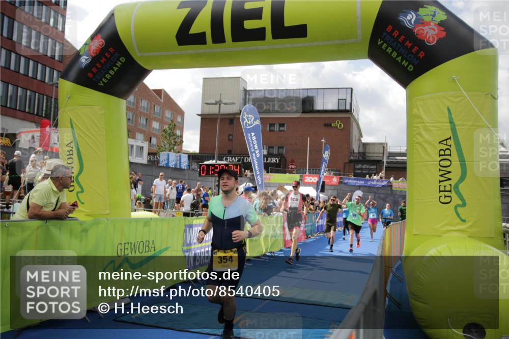 10.08.2025 - GEWOBA Citytriathlon Bremen H.Heesch http://msf.ph/oto/8540405 10.08.2025 11:43:01 Ziel 354, 355, 506 meine-sportfotos.de