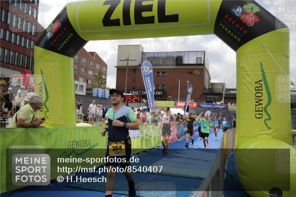 10.08.2025 - GEWOBA Citytriathlon Bremen H.Heesch http://msf.ph/oto/8540407 10.08.2025 11:43:01 Ziel 354, 355, 506 meine-sportfotos.de