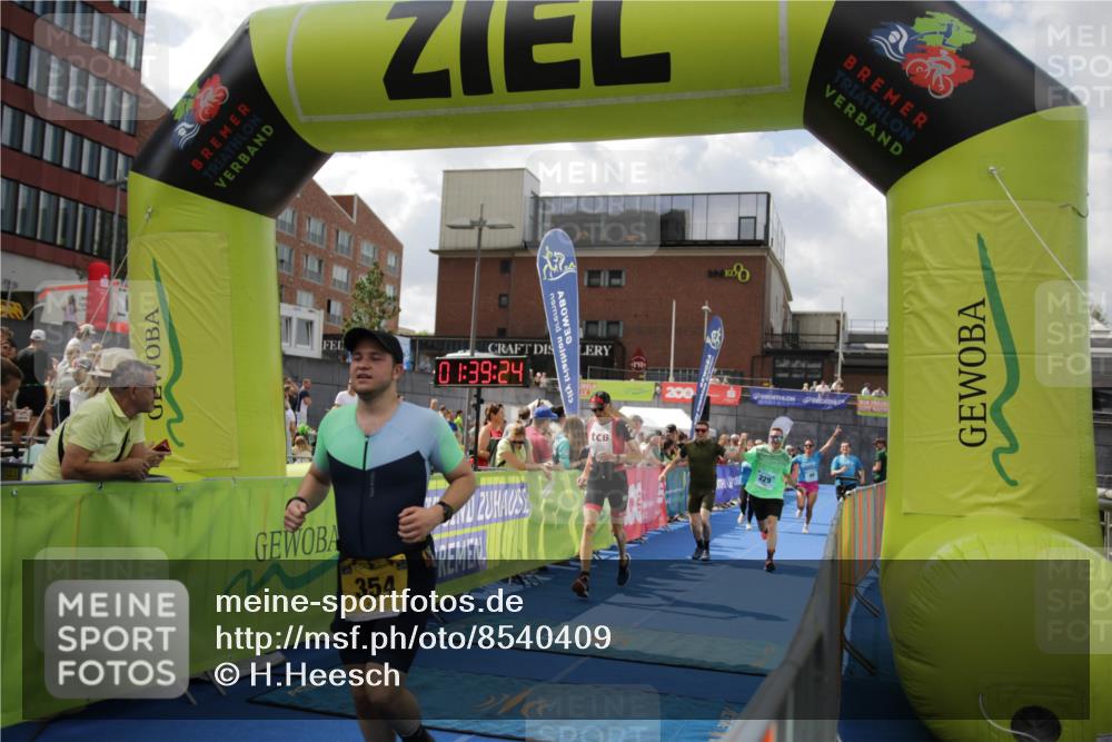10.08.2025 - GEWOBA Citytriathlon Bremen H.Heesch http://msf.ph/oto/8540409 10.08.2025 11:43:01 Ziel 354, 355, 506 meine-sportfotos.de