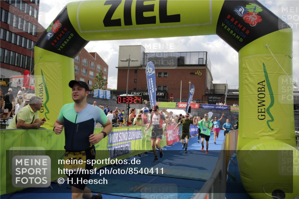 10.08.2025 - GEWOBA Citytriathlon Bremen H.Heesch http://msf.ph/oto/8540411 10.08.2025 11:43:02 Ziel 354, 355, 506 meine-sportfotos.de