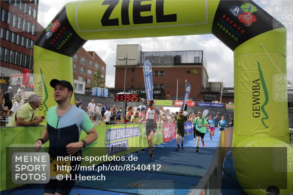 10.08.2025 - GEWOBA Citytriathlon Bremen H.Heesch http://msf.ph/oto/8540412 10.08.2025 11:43:02 Ziel 354, 355, 506 meine-sportfotos.de