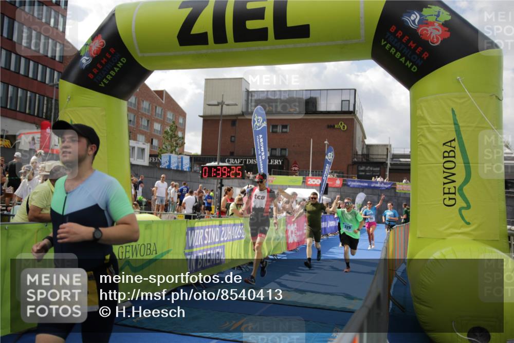 10.08.2025 - GEWOBA Citytriathlon Bremen H.Heesch http://msf.ph/oto/8540413 10.08.2025 11:43:02 Ziel 354, 355, 506 meine-sportfotos.de