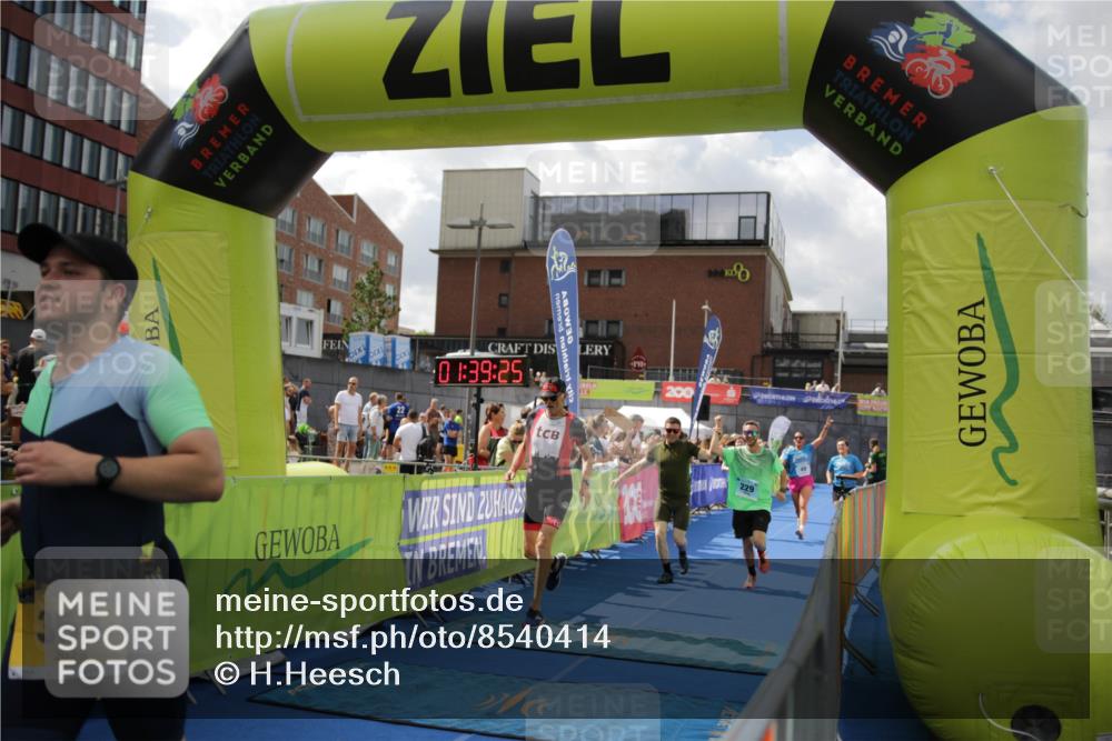 10.08.2025 - GEWOBA Citytriathlon Bremen H.Heesch http://msf.ph/oto/8540414 10.08.2025 11:43:02 Ziel 354, 355, 506 meine-sportfotos.de