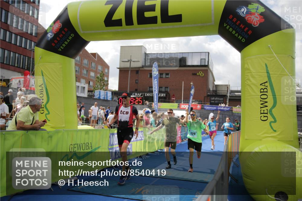10.08.2025 - GEWOBA Citytriathlon Bremen H.Heesch http://msf.ph/oto/8540419 10.08.2025 11:43:02 Ziel 354, 355, 506 meine-sportfotos.de