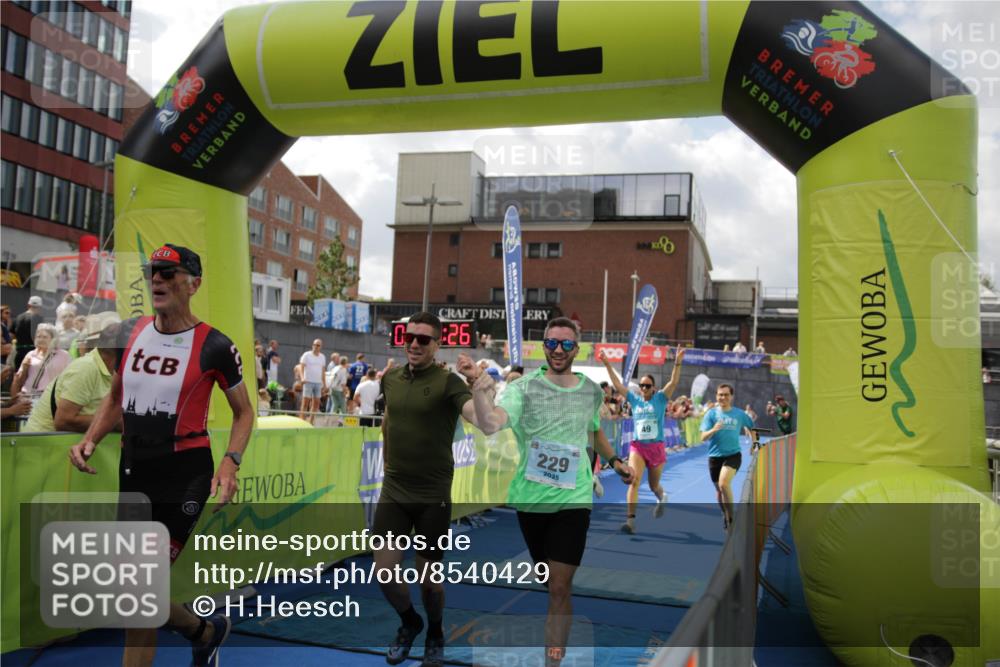 10.08.2025 - GEWOBA Citytriathlon Bremen H.Heesch http://msf.ph/oto/8540429 10.08.2025 11:43:03 Ziel 49, 354, 355, 506 meine-sportfotos.de