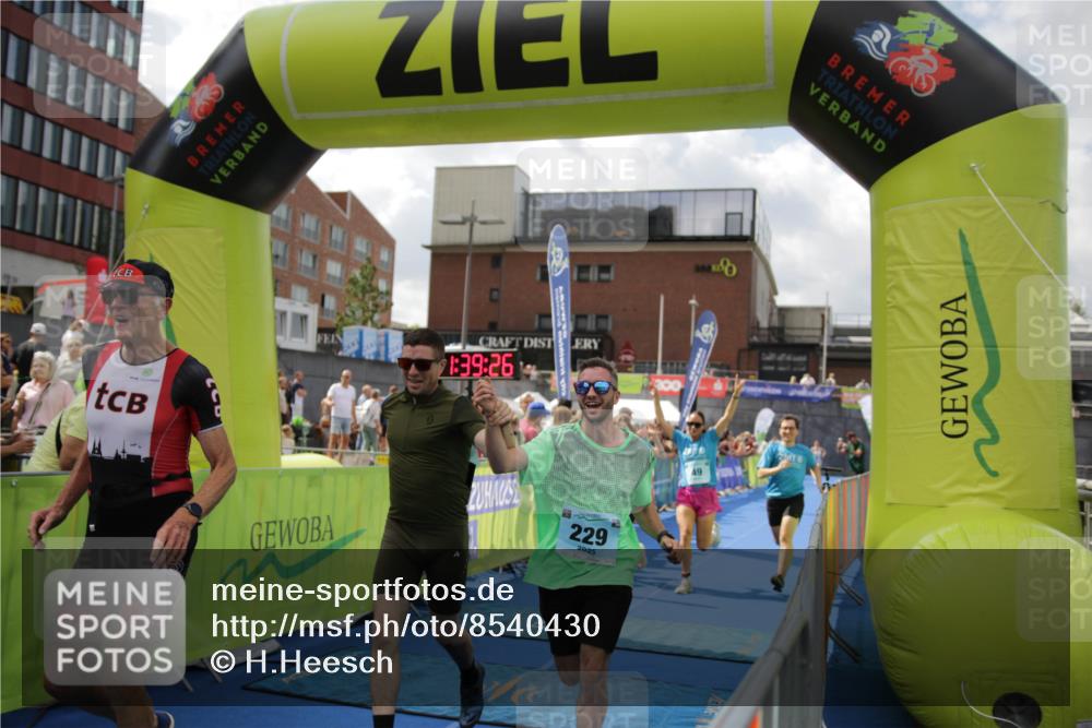 10.08.2025 - GEWOBA Citytriathlon Bremen H.Heesch http://msf.ph/oto/8540430 10.08.2025 11:43:04 Ziel 49, 354, 355, 506 meine-sportfotos.de