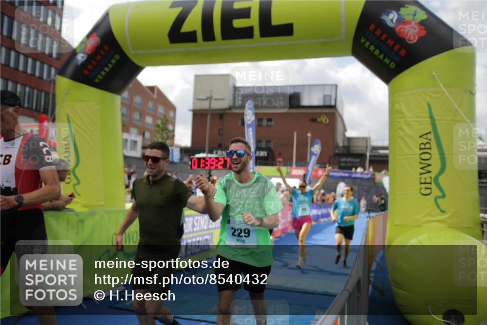 10.08.2025 - GEWOBA Citytriathlon Bremen H.Heesch http://msf.ph/oto/8540432 10.08.2025 11:43:04 Ziel 49, 354, 355, 506 meine-sportfotos.de