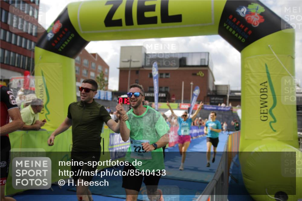 10.08.2025 - GEWOBA Citytriathlon Bremen H.Heesch http://msf.ph/oto/8540433 10.08.2025 11:43:04 Ziel 49, 354, 355, 506 meine-sportfotos.de