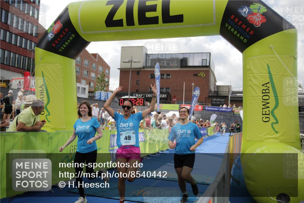 10.08.2025 - GEWOBA Citytriathlon Bremen H.Heesch http://msf.ph/oto/8540442 10.08.2025 11:43:05 Ziel 49, 229, 354, 355, 506 meine-sportfotos.de