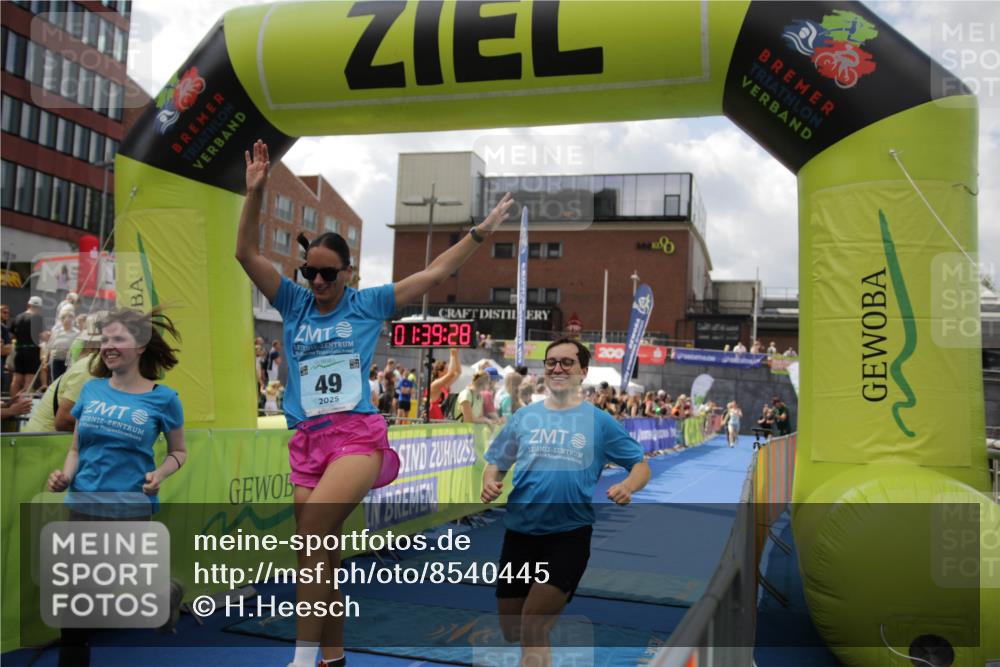 10.08.2025 - GEWOBA Citytriathlon Bremen H.Heesch http://msf.ph/oto/8540445 10.08.2025 11:43:05 Ziel 49, 229, 354, 355, 506 meine-sportfotos.de