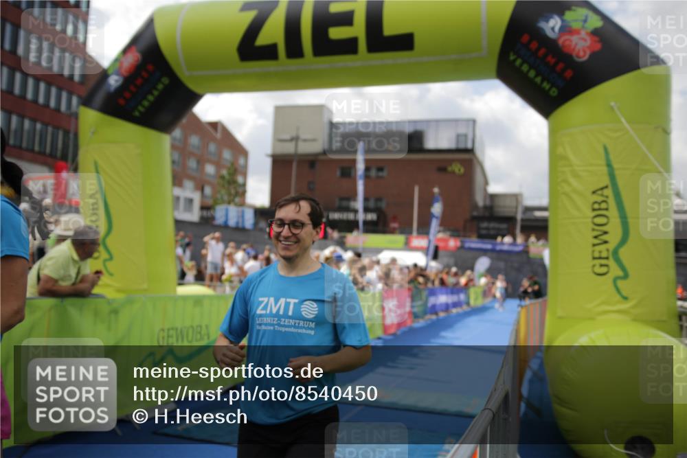 10.08.2025 - GEWOBA Citytriathlon Bremen H.Heesch http://msf.ph/oto/8540450 10.08.2025 11:43:06 Ziel 49, 229, 354, 355, 506 meine-sportfotos.de