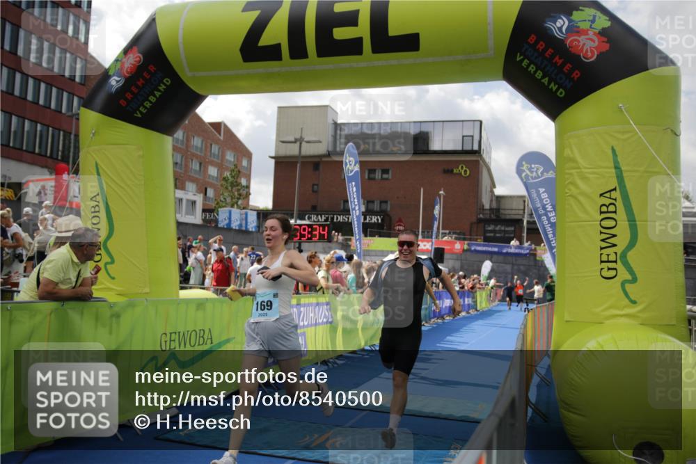 10.08.2025 - GEWOBA Citytriathlon Bremen H.Heesch http://msf.ph/oto/8540500 10.08.2025 11:43:11 Ziel 49, 169, 229, 354, 506 meine-sportfotos.de