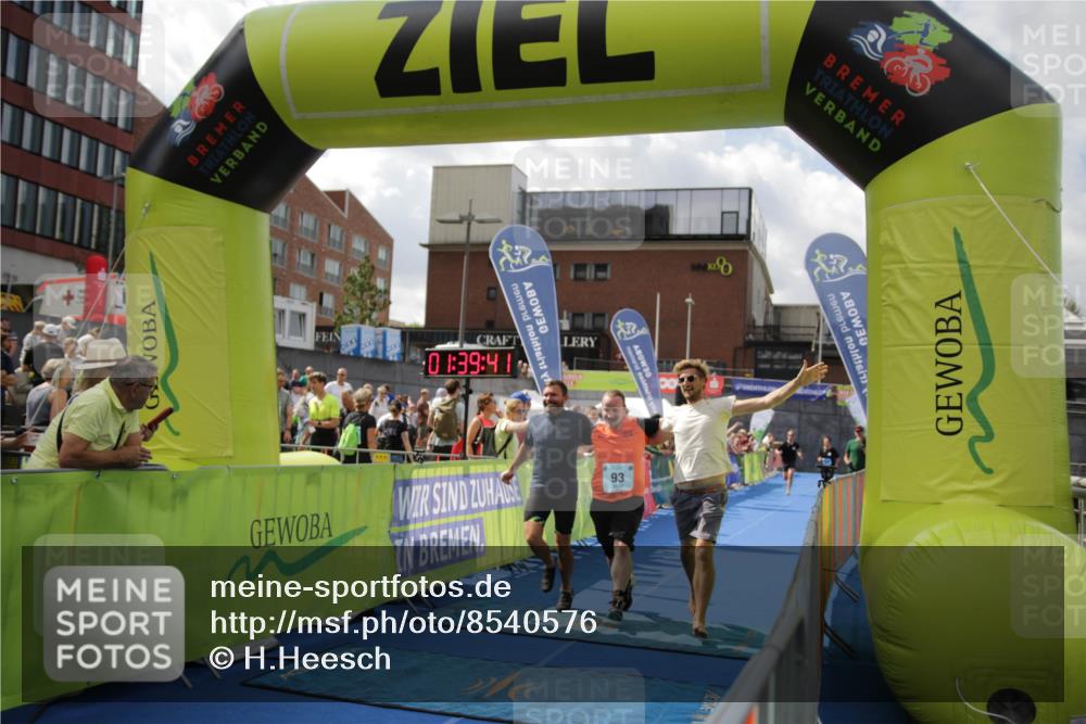 10.08.2025 - GEWOBA Citytriathlon Bremen H.Heesch http://msf.ph/oto/8540576 10.08.2025 11:43:18 Ziel 93, 169, 229 meine-sportfotos.de