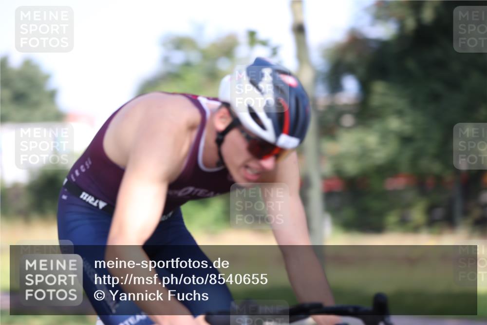 10.08.2025 - GEWOBA Citytriathlon Bremen Yannick Fuchs http://msf.ph/oto/8540655 10.08.2025 10:24:04 Radfahren 374, 391 meine-sportfotos.de