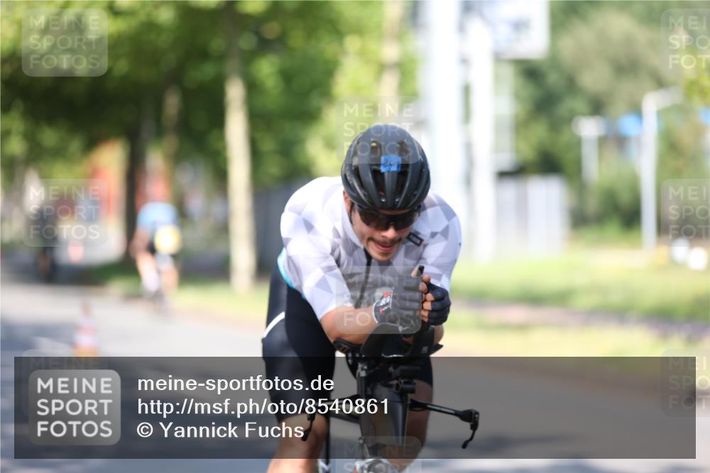 10.08.2025 - GEWOBA Citytriathlon Bremen Yannick Fuchs http://msf.ph/oto/8540861 10.08.2025 10:32:25 Radfahren 354, 406, 408, 426, 432, 473, 502, 508 meine-sportfotos.de